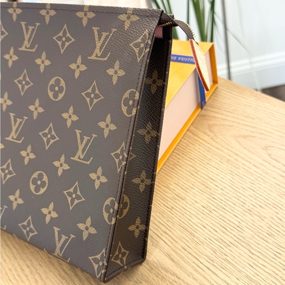 LOUIS VUITTON 2024 Monogram Canvas Toiletry Pouch 26 - Picture 5 of 15